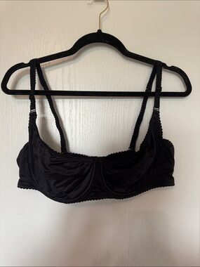 Demi cup bra with straps that can be used in several positions